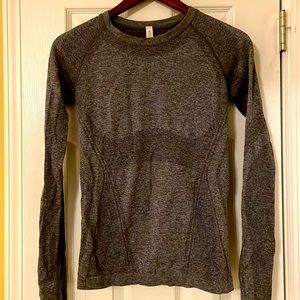 Women’s XS Athleta “Momentum Heather Top” long sleeved shirt.